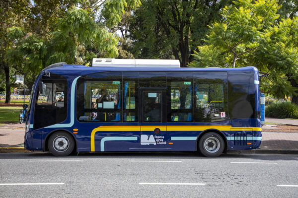 COMIENZAN A CIRCULAR LOS BUSES ELÉCTRICOS DE LA CIUDAD: SON MODERNOS, SILENCIOSOS Y 100% ELÉCTRICOS