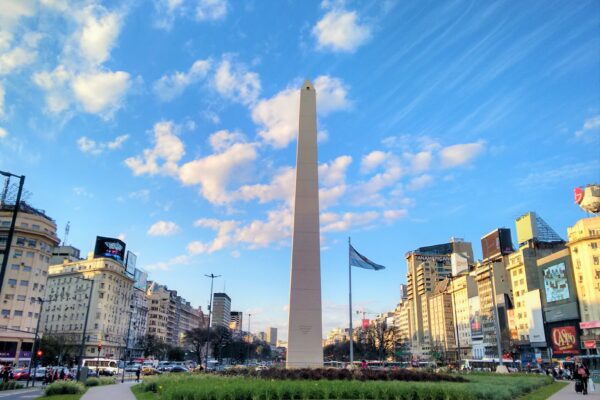 DÍA Y NOCHE EN BUENOS AIRES: UN MUSEO A CIELO ABIERTO QUE NUNCA DUERME