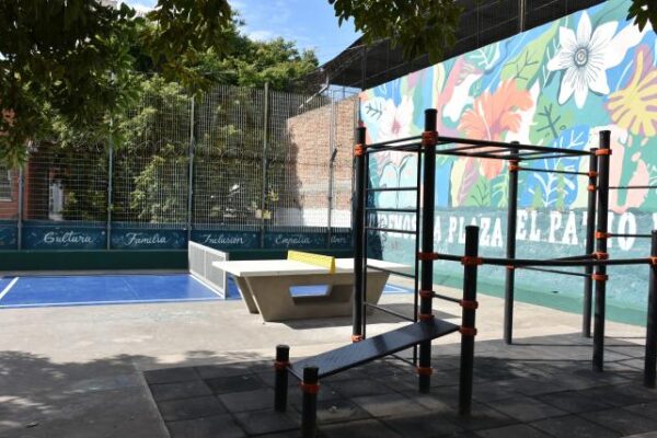NUEVOS ESPACIOS DE JUEGO Y ENCUENTRO EN LA PLAZA VELASCO IBARRA