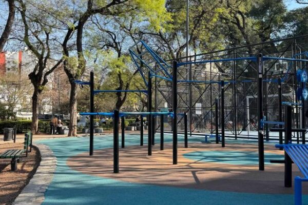 VILLA CRESPO SUMA UN NUEVO ESPACIO PARA EL DEPORTE AL AIRE LIBRE EN LA PLAZA 24 DE SEPTIEMBRE